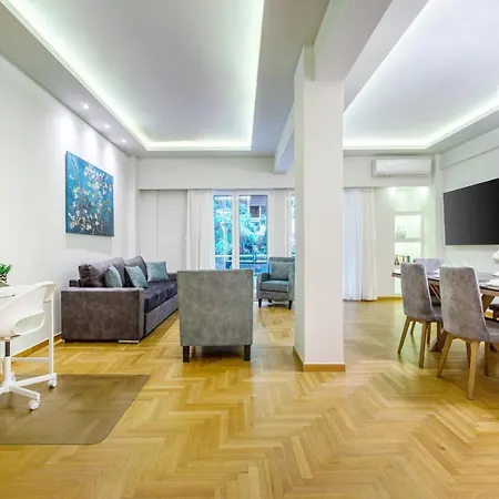 Urban Luxury On A Quiet Street In The Center Of Appartamento