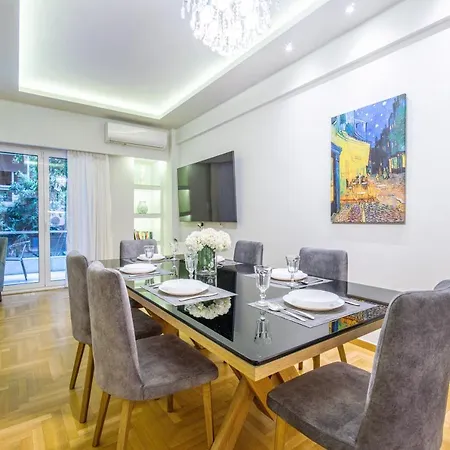 Urban Luxury On A Quiet Street In The Center Of Atene