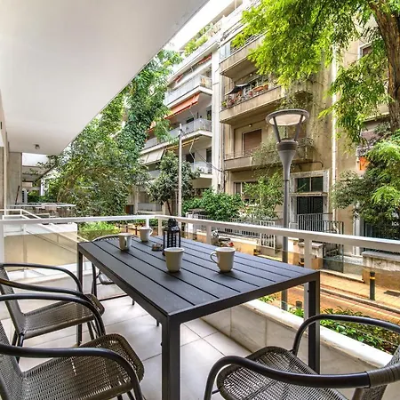 Urban Luxury On A Quiet Street In The Center Of Appartamento