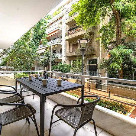 Urban Luxury On A Quiet Street In The Center Of Atene